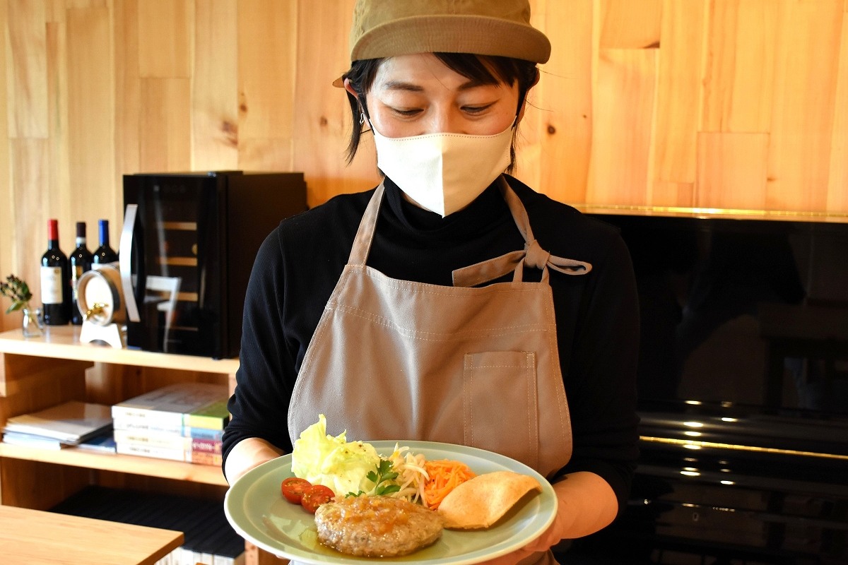 朱鞠内唯一のカフェ開店＊移住の近藤さん、上田さん＊「町内外の人が憩う場に」＊幌加内