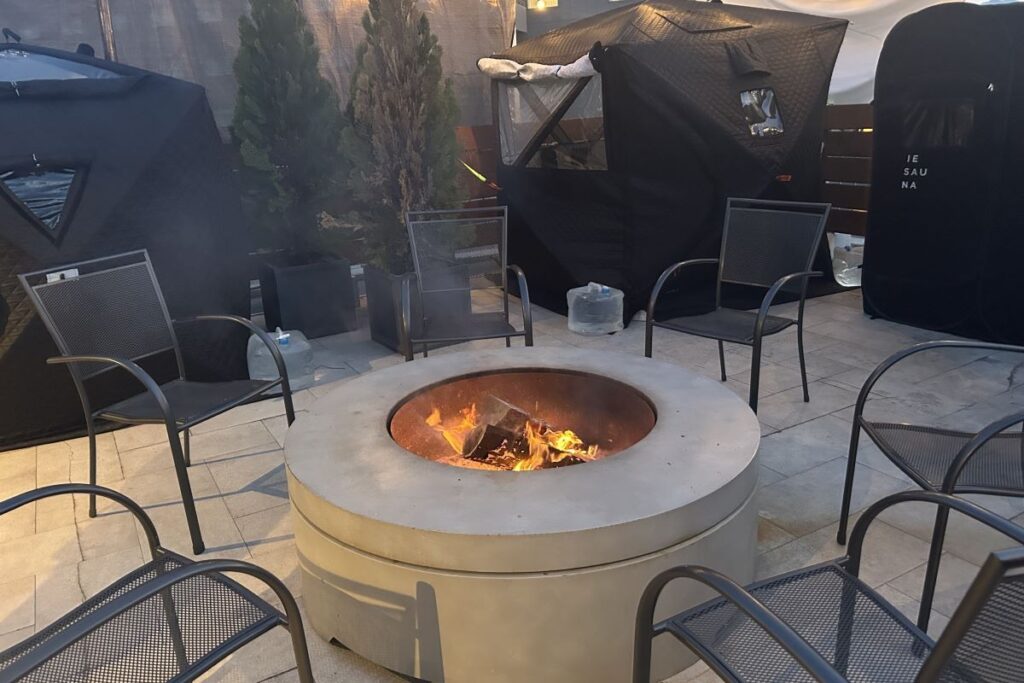 テント型サウナと焚き火がセットされた「〝totonoi〟Rooftop」の会場