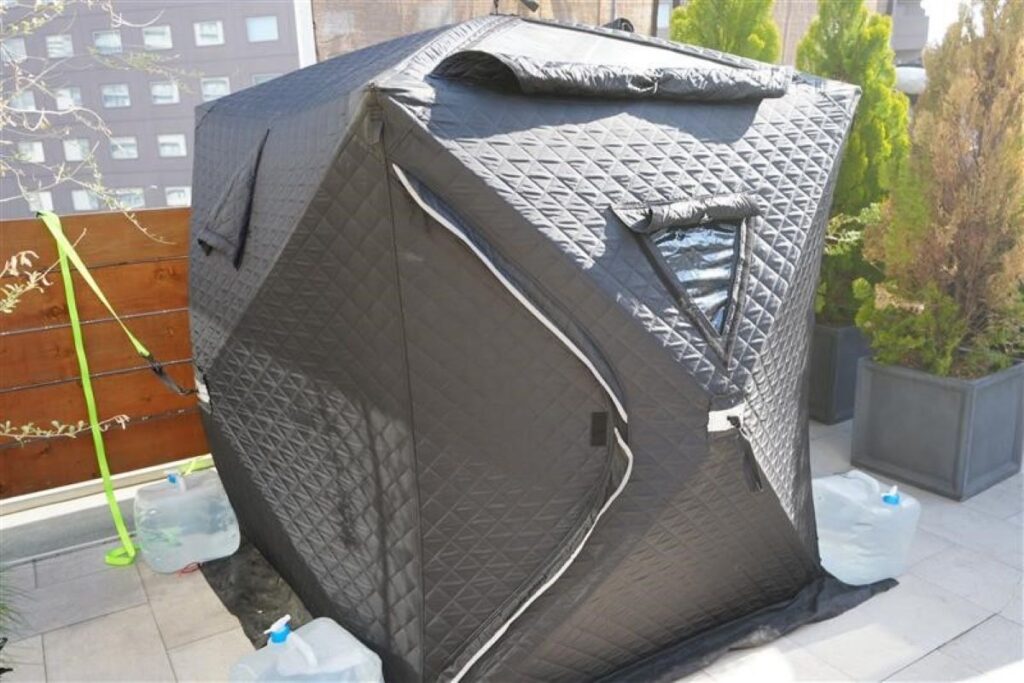 好きな場所に持ち運んで組み立てて使うテント型サウナ(4人用)