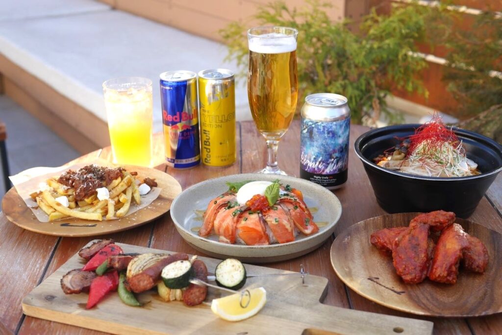 イベントに合わせて用意された「火鍋ラーメン」(右奥)や「炙りサーモン丼」(中央)などの「サ飯」