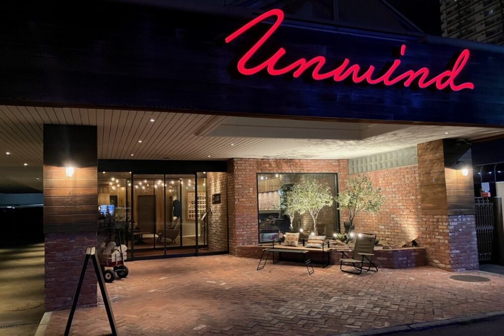 木やレンガを使い、ロッジ風の雰囲気のアンワインドホテル&バー札幌