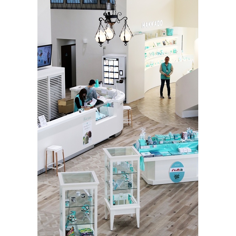 白を基調に清潔感漂う北見ハッカ通商の薄荷堂本店