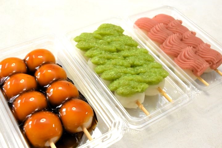 「べつばら団子」のみたらし、ずんだ、桜あん(左から)