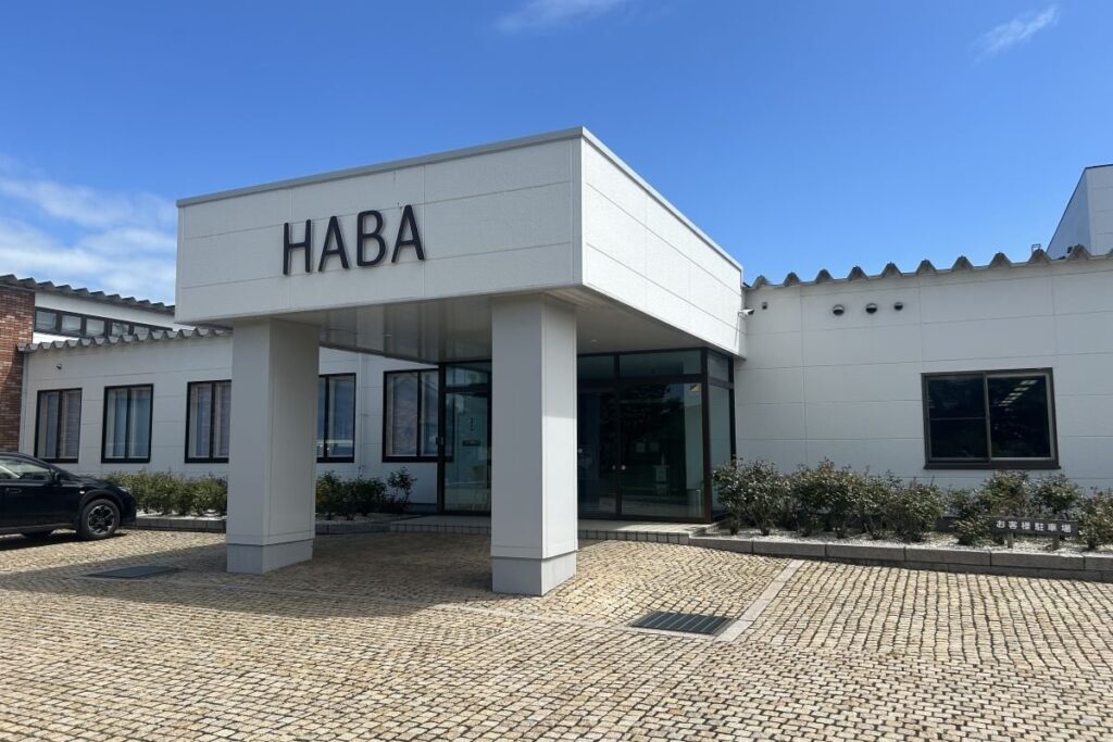 「無添加主義」を掲げるハーバーの工場外観