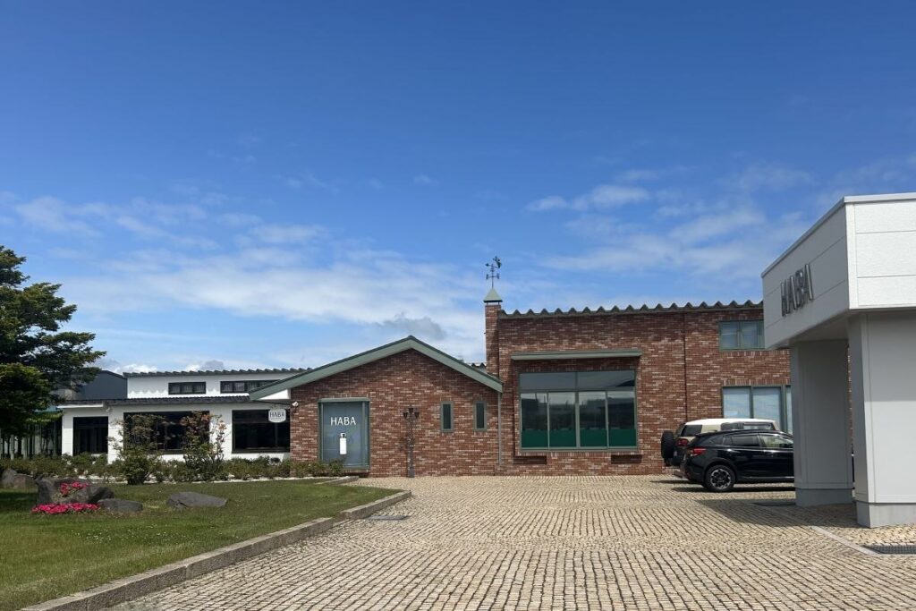 レンガの壁が目を引く工場外観