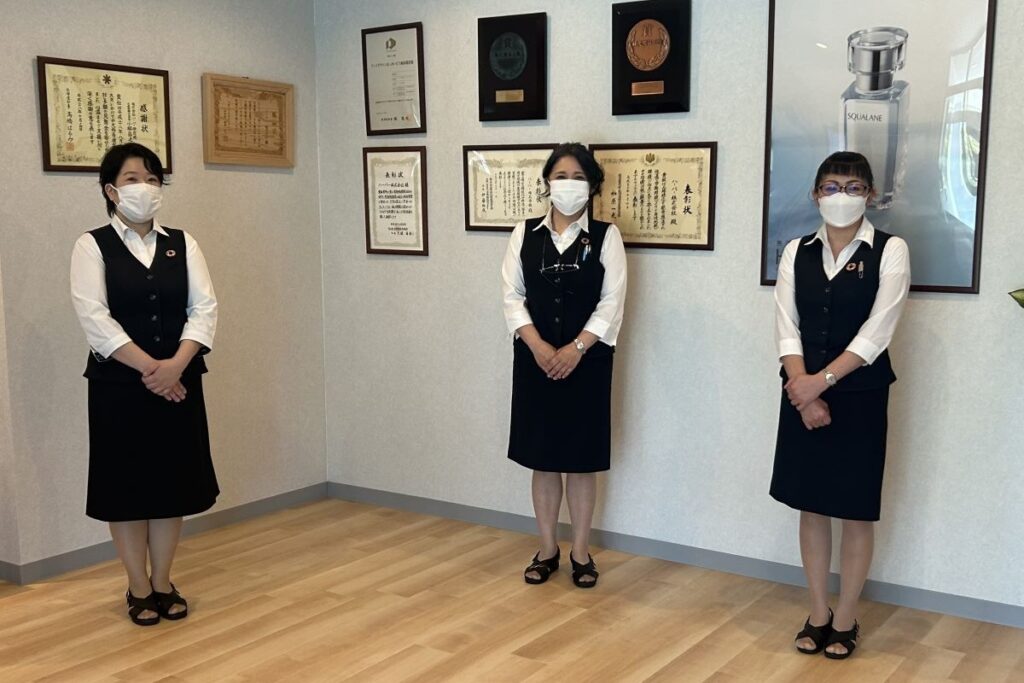 見学者の出迎えに出てきた事務のみなさん