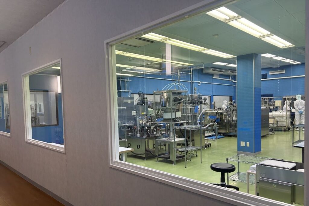 ガラス越しに見学できる生産ライン