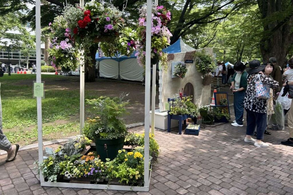 立体的なハンギングバスケットも