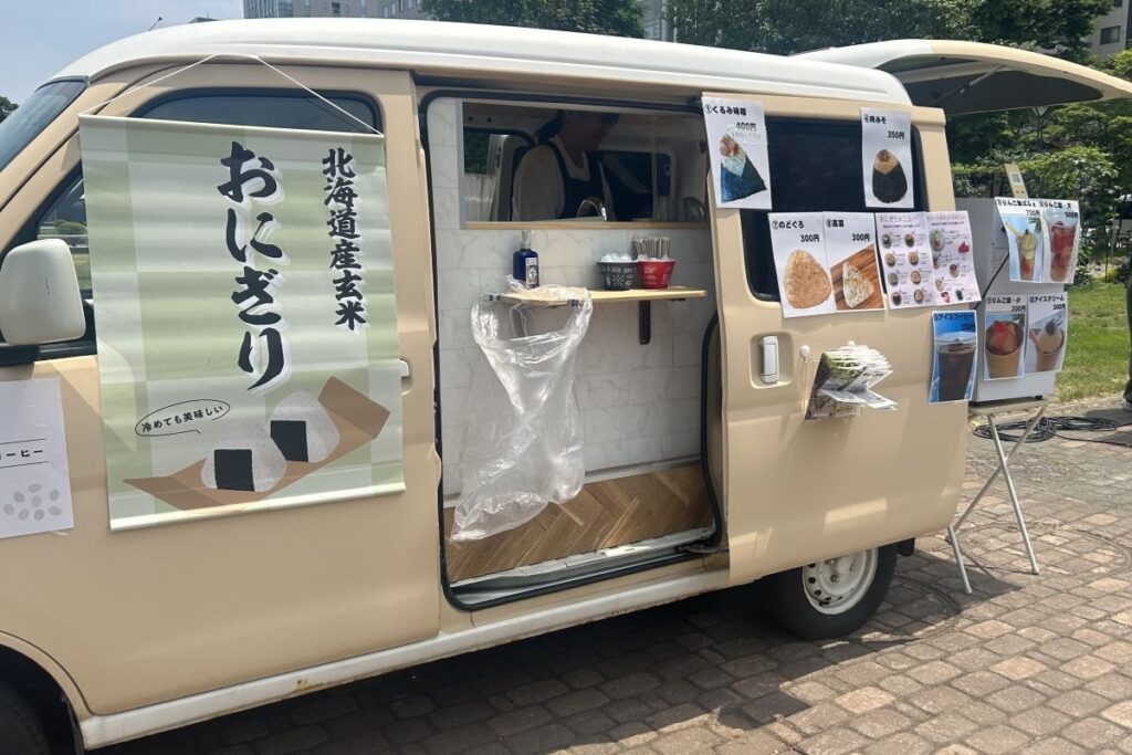 おにぎりやスイーツを販売する「おにぎりとコーヒーとおやつ」