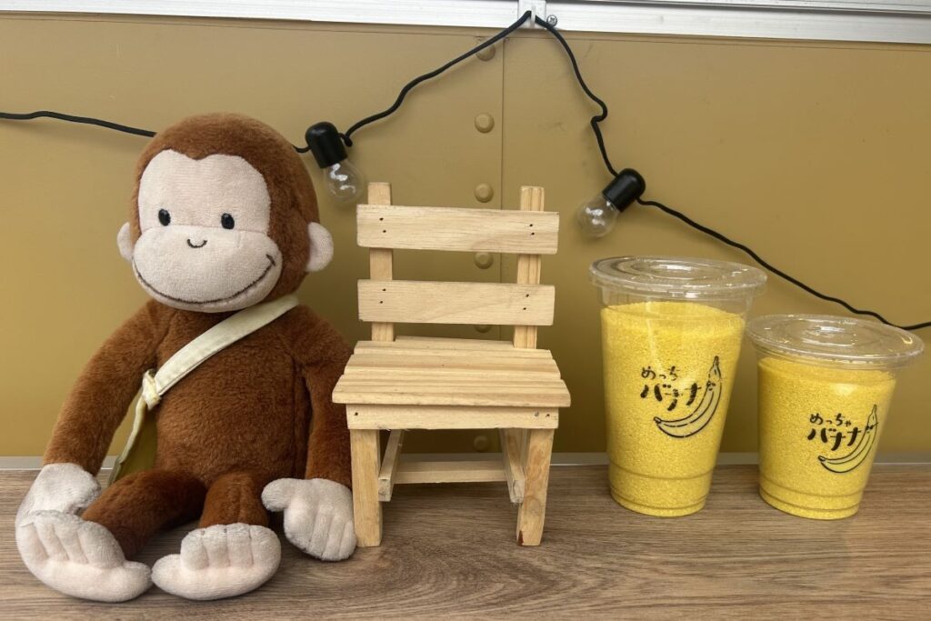 　「めっちゃバナナ」店頭に置かれたサルのぬいぐるみ