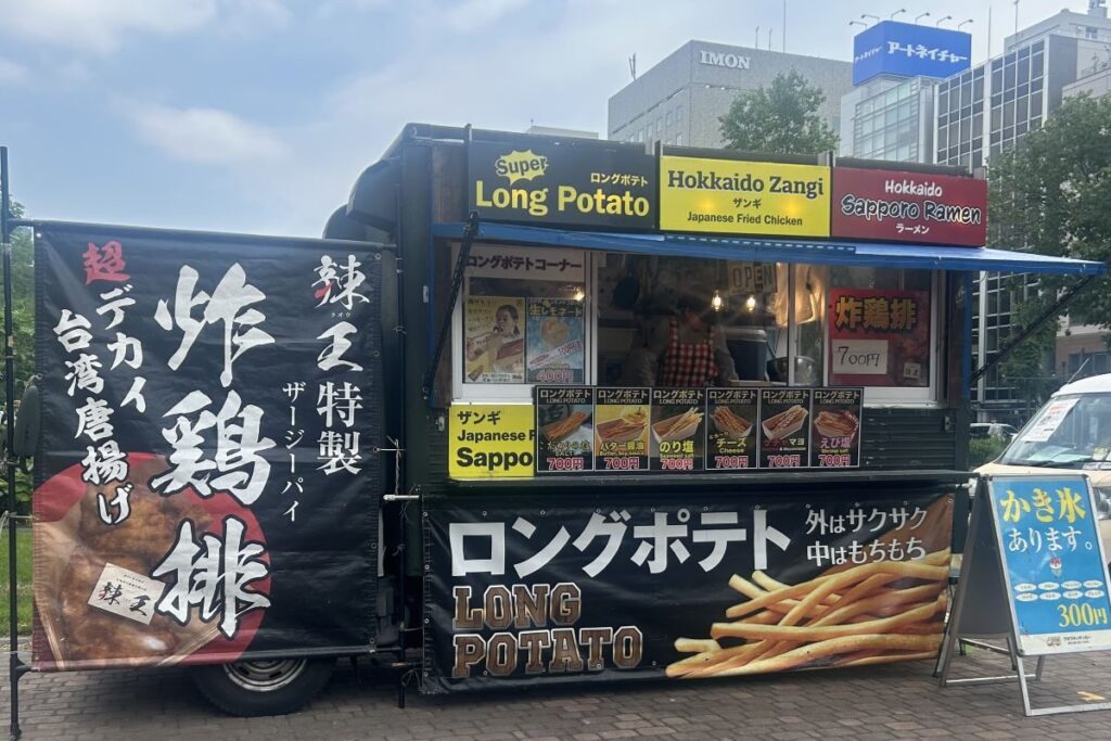 長いラスポテトを提供する「ラオウキッチンカー」