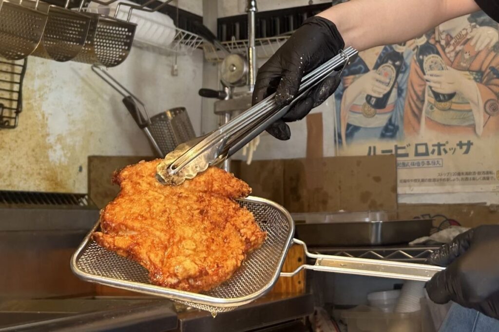 顔ほどの大きさの炸鶏排（ザージーパイ）