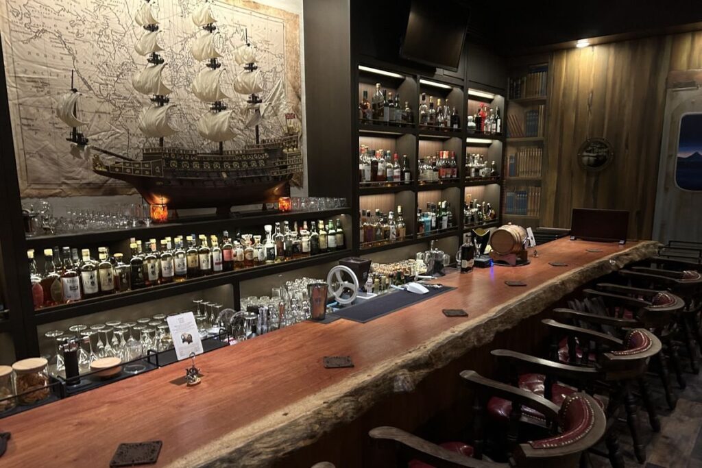 ソブリン号の帆船の模型が置かれた店内