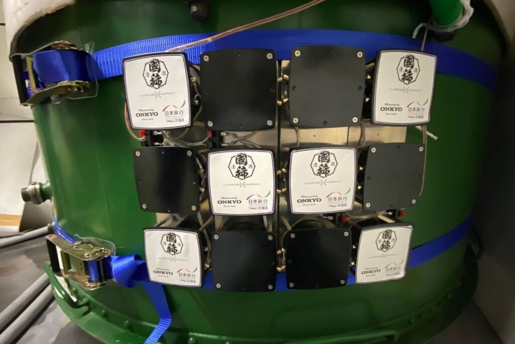 国稀酒造のタンクに取り付けられた加振器