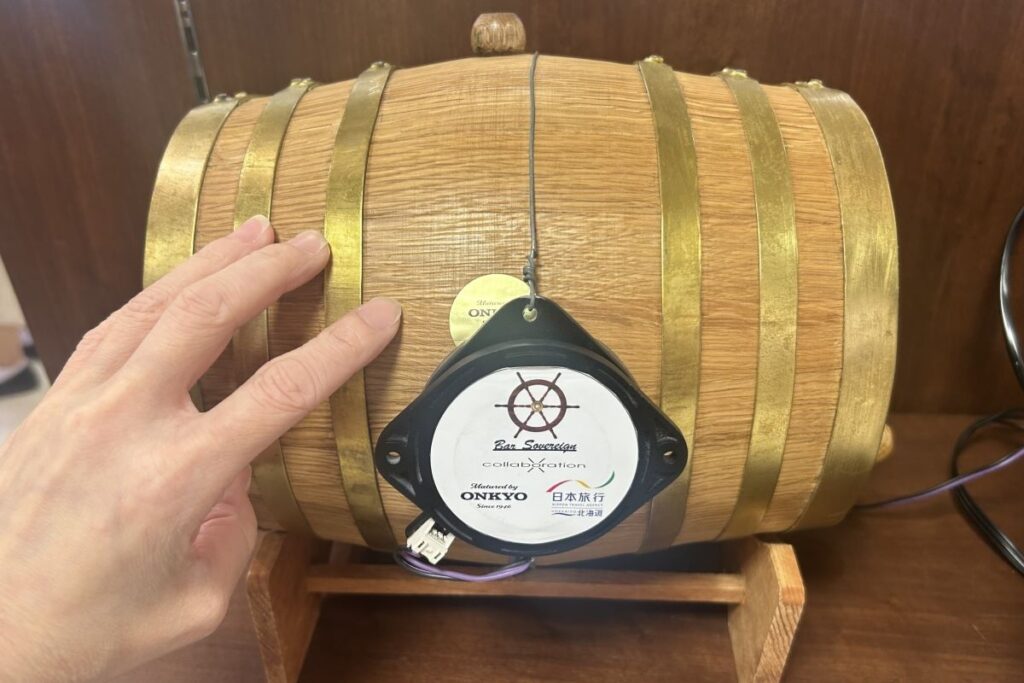 小さな加振器を取り付けたミニ樽