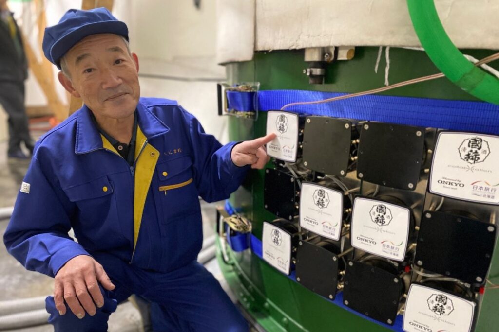 加振器を指さす国稀酒造の杜氏