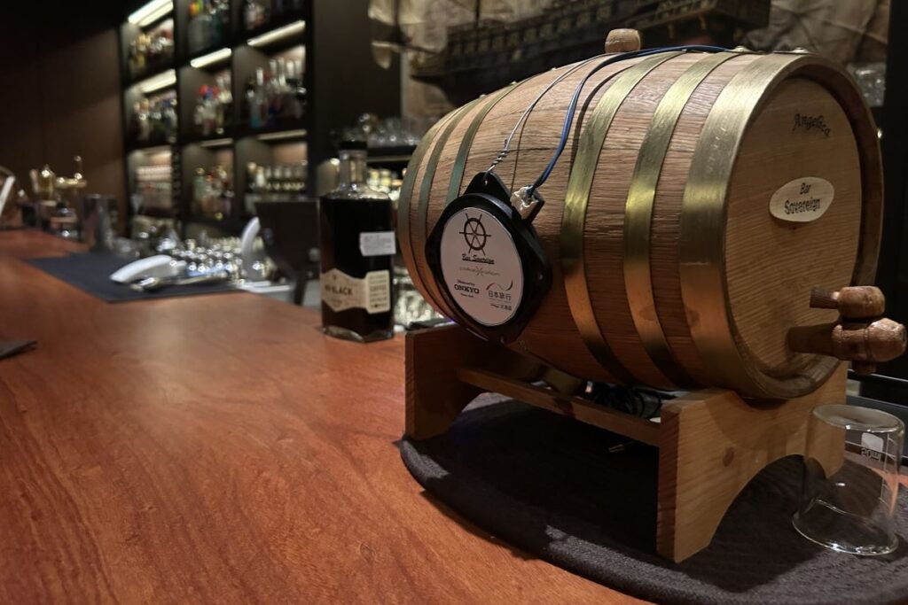 カウンターの片隅でモーツァルトを聴くウィスキーの樽