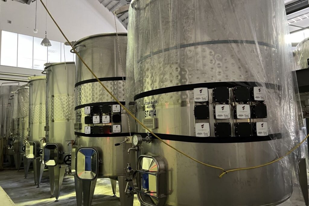 奥尻ワイナリーのタンクに取り付けた加振器