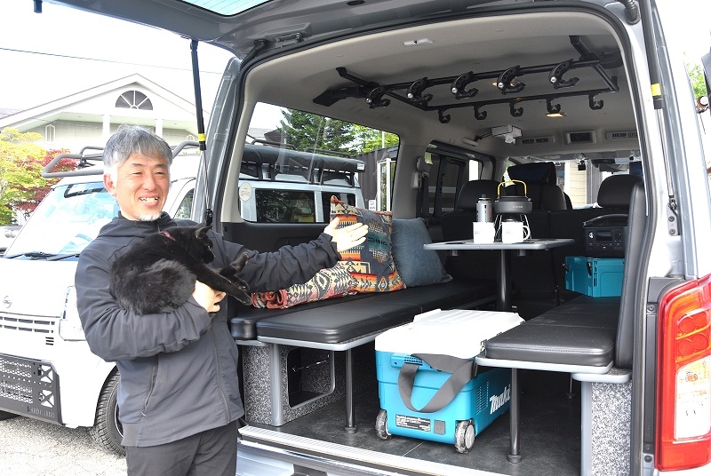 車とアウトドア用品をセットで貸し出すレンタカー事業を始めた佐藤代表と車内の様子