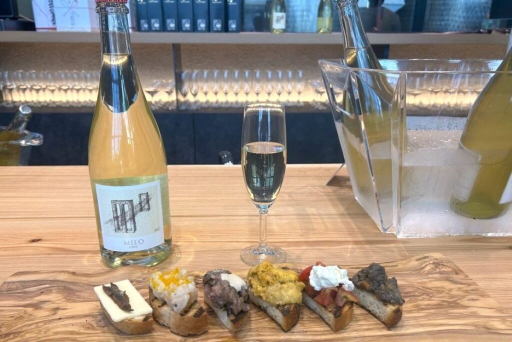 ワインとブルスケッタ。写真のブルスケッタ