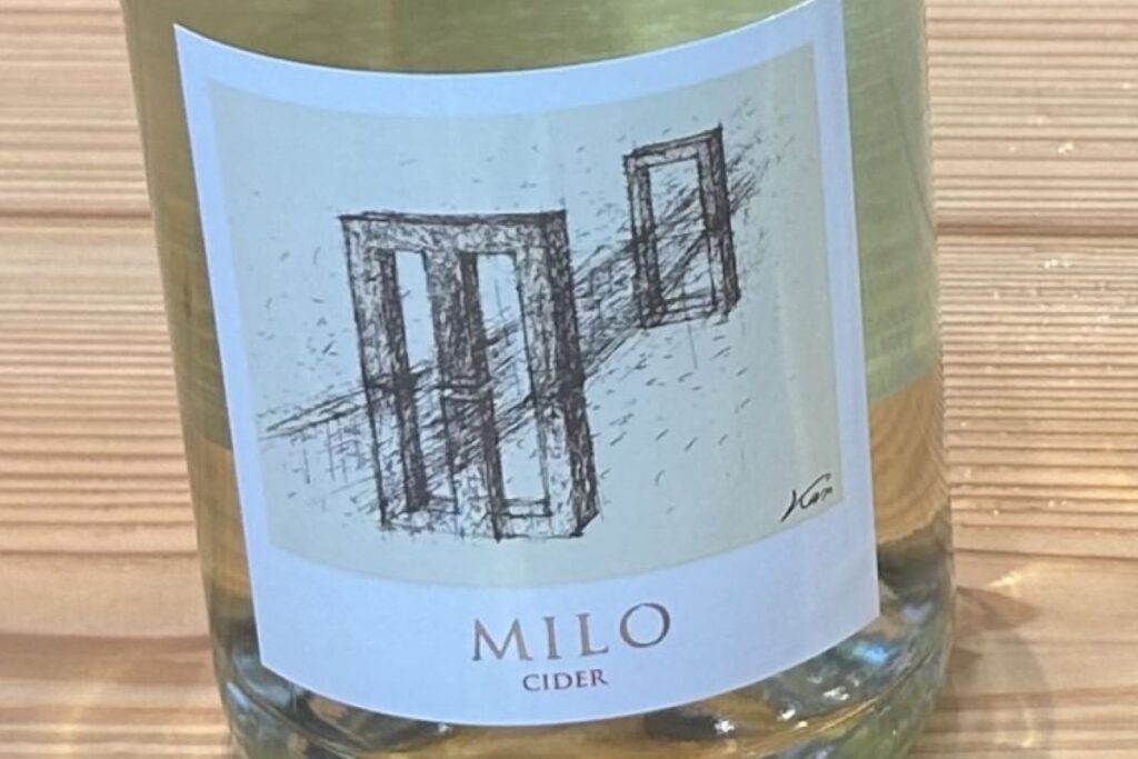 安田侃さんデザインのエチケット