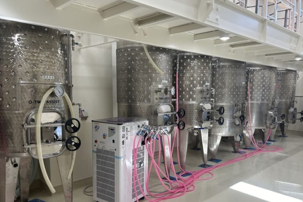 タンクを上からのぞきこんで作業できるキャットウォークが取り付けられている、リベラの醸造施設