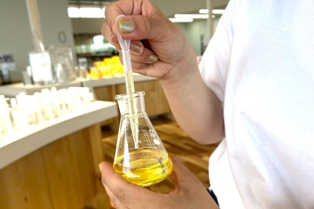 スポイトで規定量を計り、ボトルに移す様子