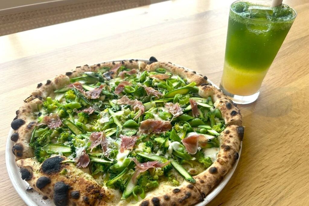 注文した「たっぷり野菜」のピザとドリンク「小松菜×ハニーレモンジンジャー」