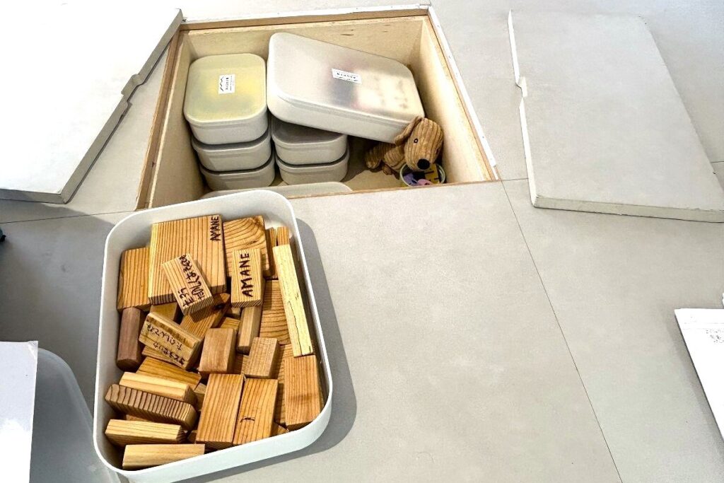 おもちゃが収納されている床