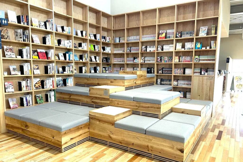 SHIROのスタッフおすすめの本が並ぶライブラリー