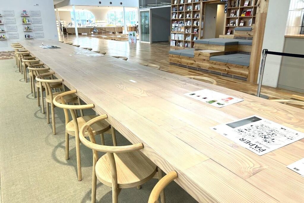 ラウンジの大テーブル