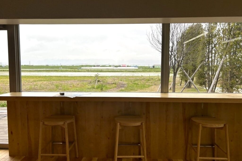 天気が良ければ窓からピンネシリの稜線が見えるラウンジ