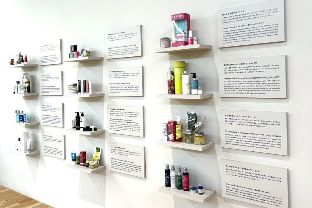 SHIROの前身「LAUREL」のころからの歴史を製品パッケージから振り返ることのできるコーナー