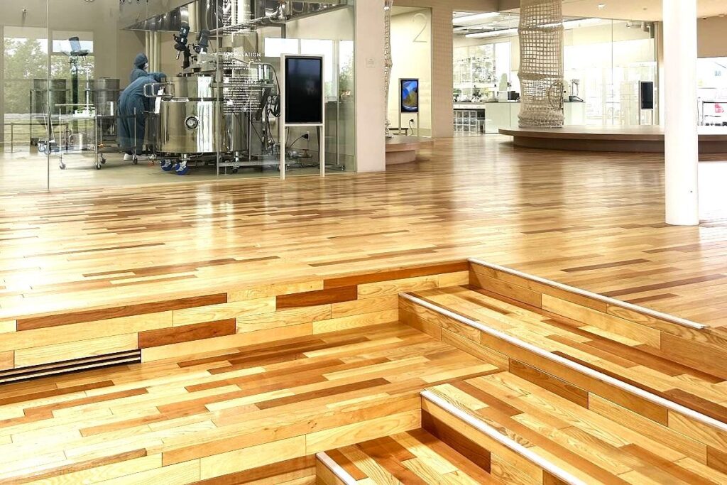 通常は建材として使われない節や虫食いのある木材を活用した床