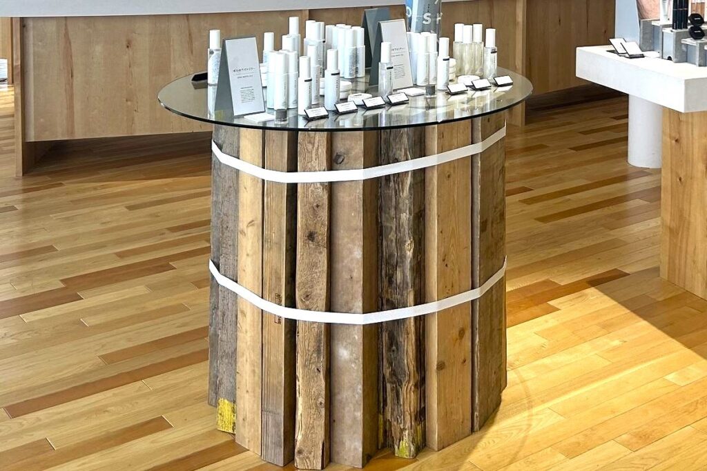 間伐したシラカバを利用した陳列じゅう器