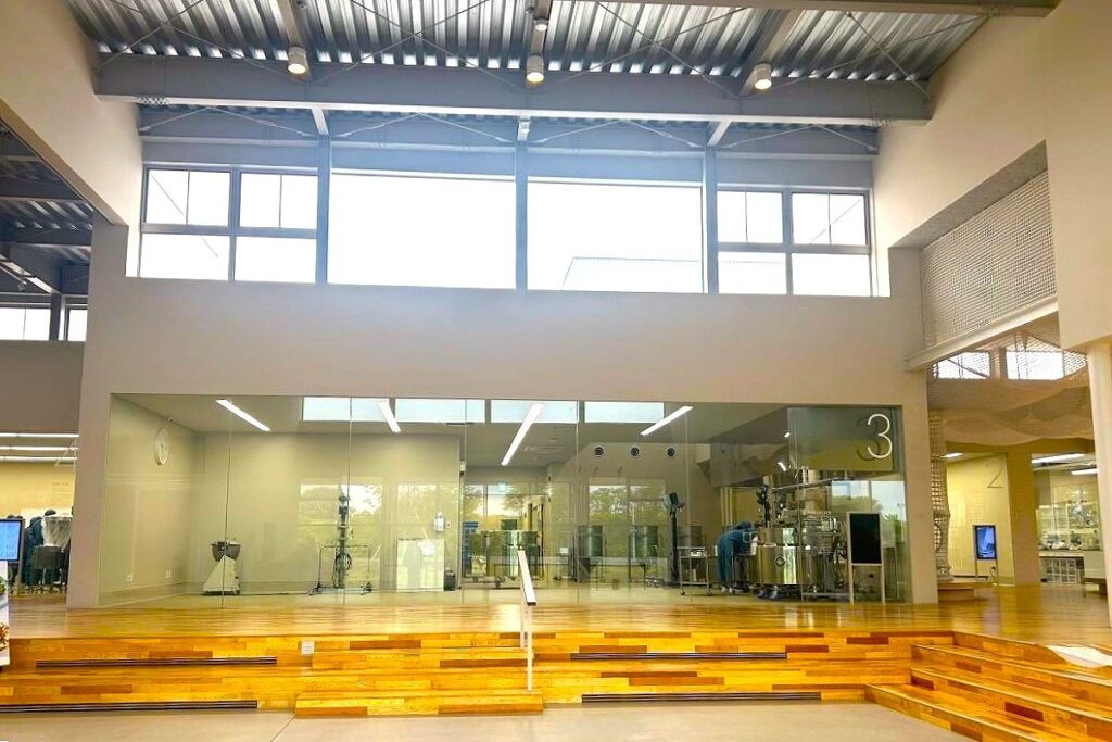 明るい日差しが降り注ぐ「みんなの工場」の内観