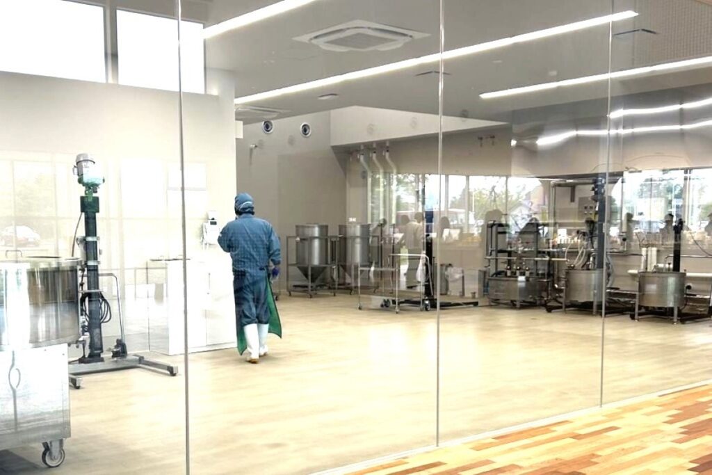 原材料を混ぜ合わせる調合室