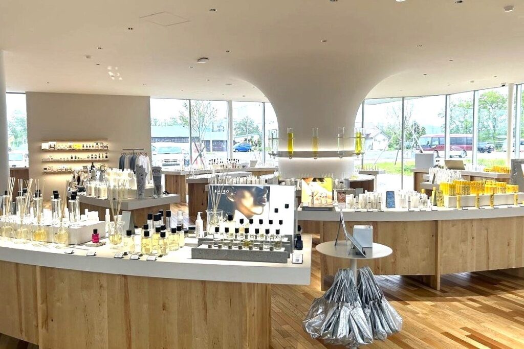 全面ガラス張りのショップ店内