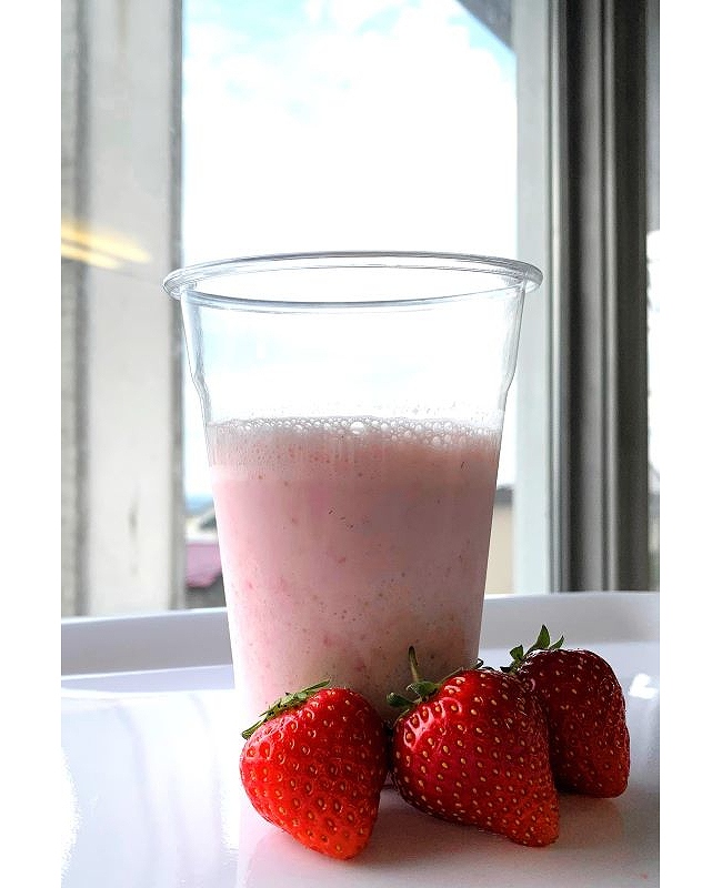 比布町産イチゴをふんだんに使用した「イチゴスムージー」（比布町役場提供）