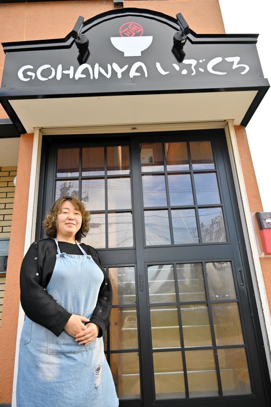 月形町の中心部で体に優しい食材にこだわった飲食店「GOHANYA いぶくろ」を開店した斎藤香さん