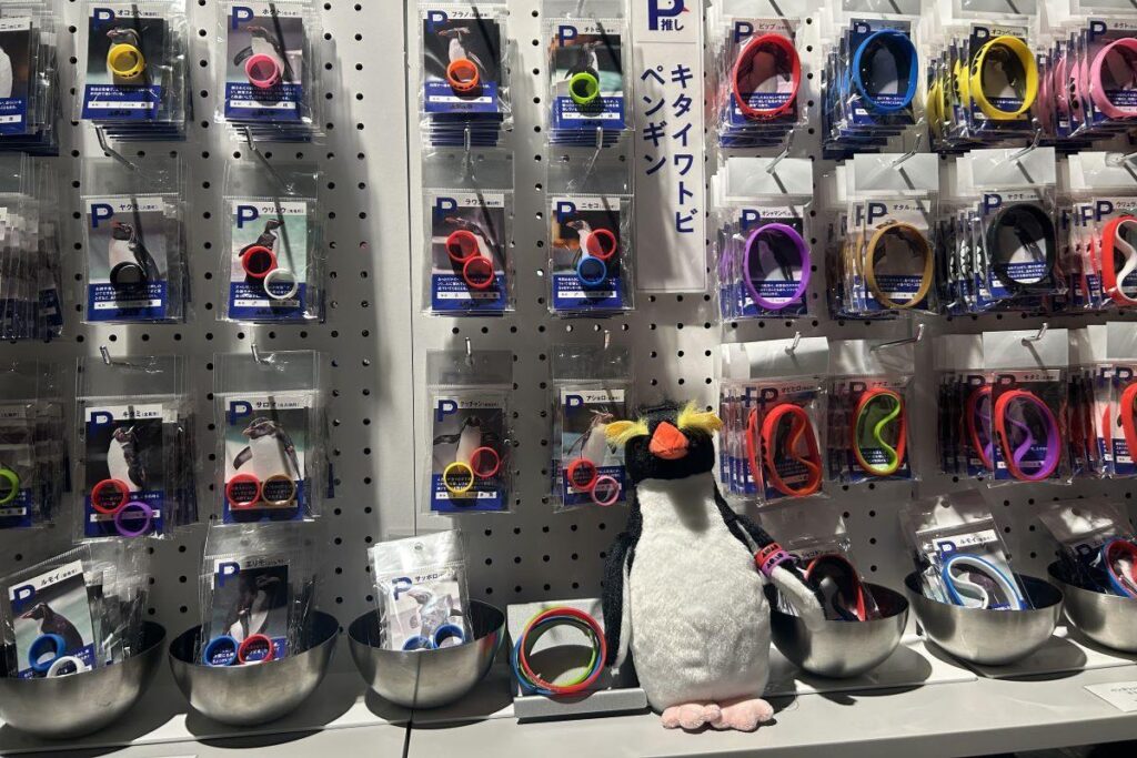 「推し」ペンギンとおそろいになれる、ぬいぐるみ用のバンド(左)と人間用のバンド(右)