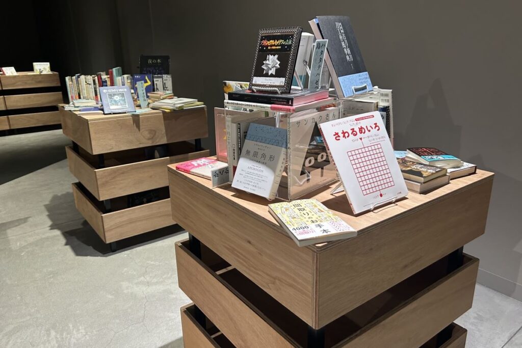 陳列もユニークな「ワンダーブックス」