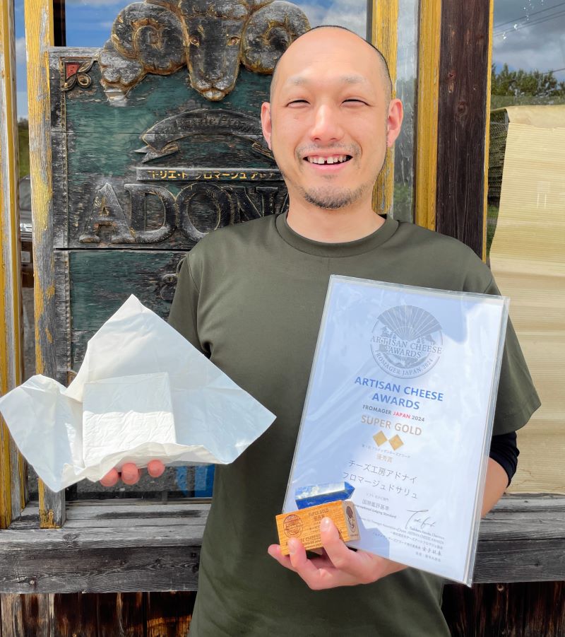第1回アルティザンチーズアワードのソフト・白カビ部門で優秀賞を受賞した「フロマージュ・ド・サリュ」を手にするアドナイの堤田ひかるさん