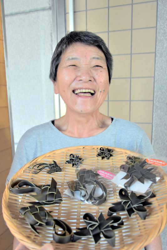 利尻昆布を編み込む昆布細工で金魚(中央)などを作る出張さん