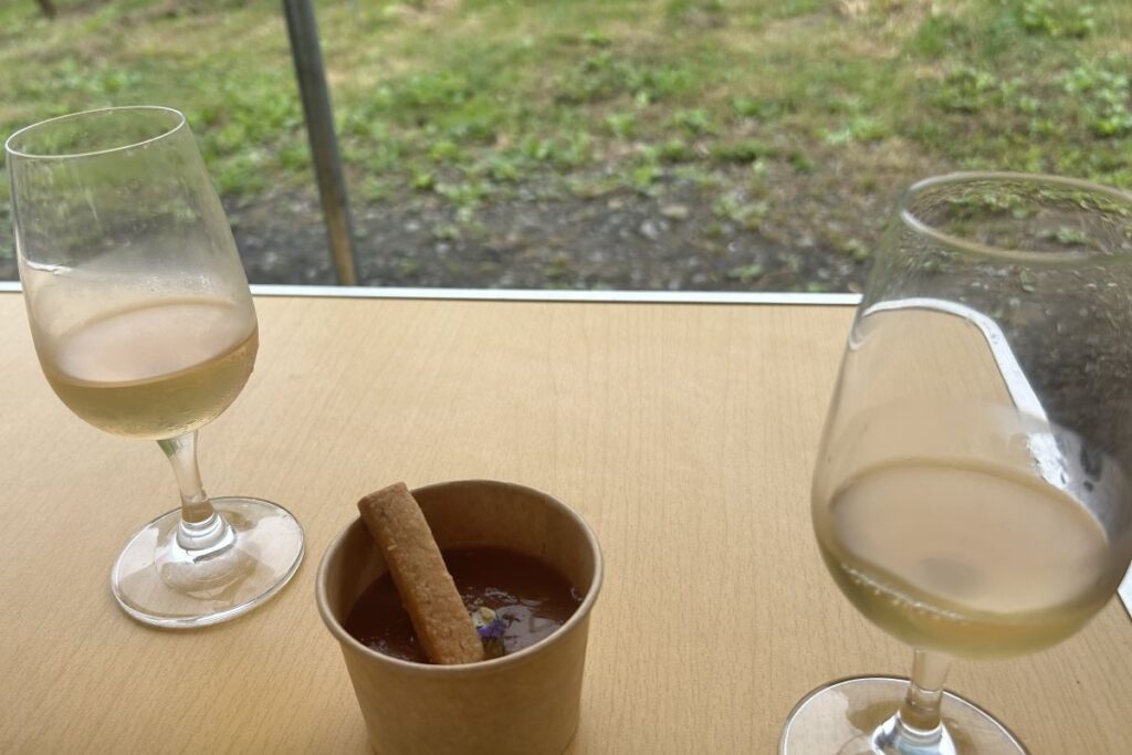 「Pinot Noir Blanc 2023」(左のグラス)とペアリングの「後志産トマトといちごのガスパチョ」